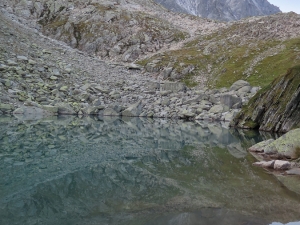 Odbicie Aiguille du Midi w Lac Bleu