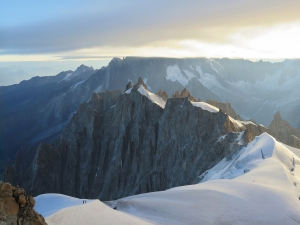 Widok z Aiguille du Midi o wschodzie Słońca
